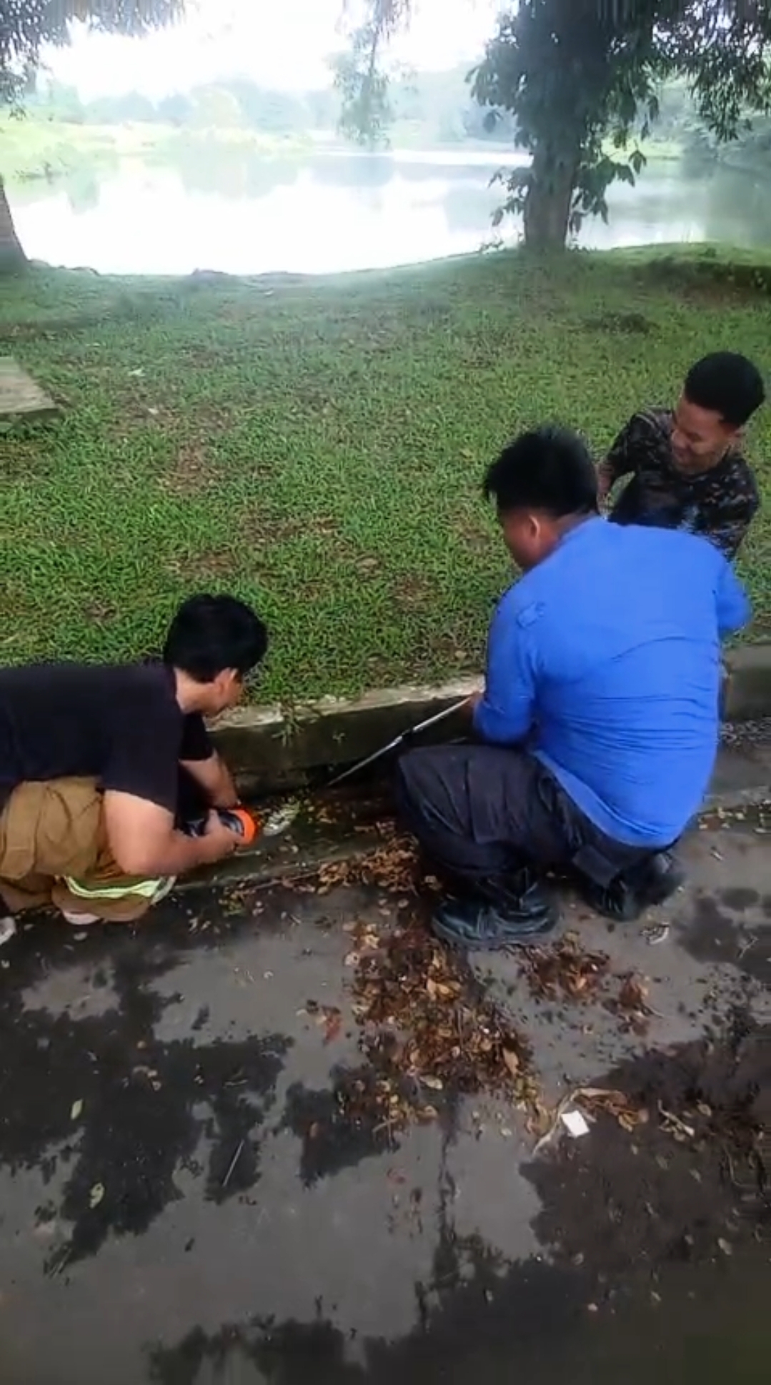 Pengambilan HP Jatuh di Selokan