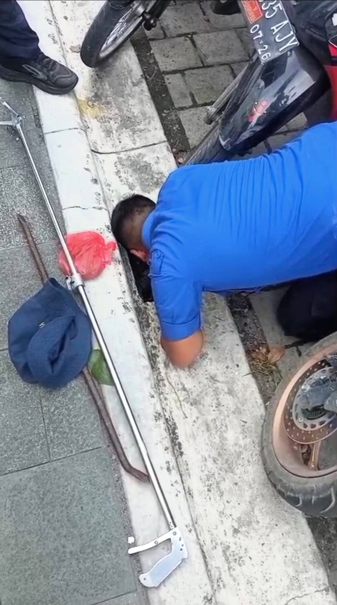 Pengambilan Kunci Terjatuh di Selokan