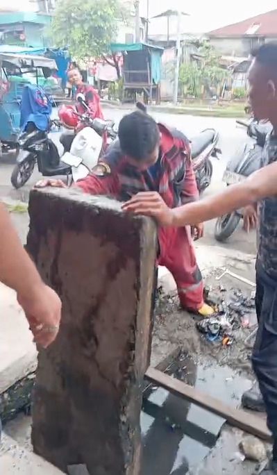 Penanganan Kunci Terjatuh di Selokan