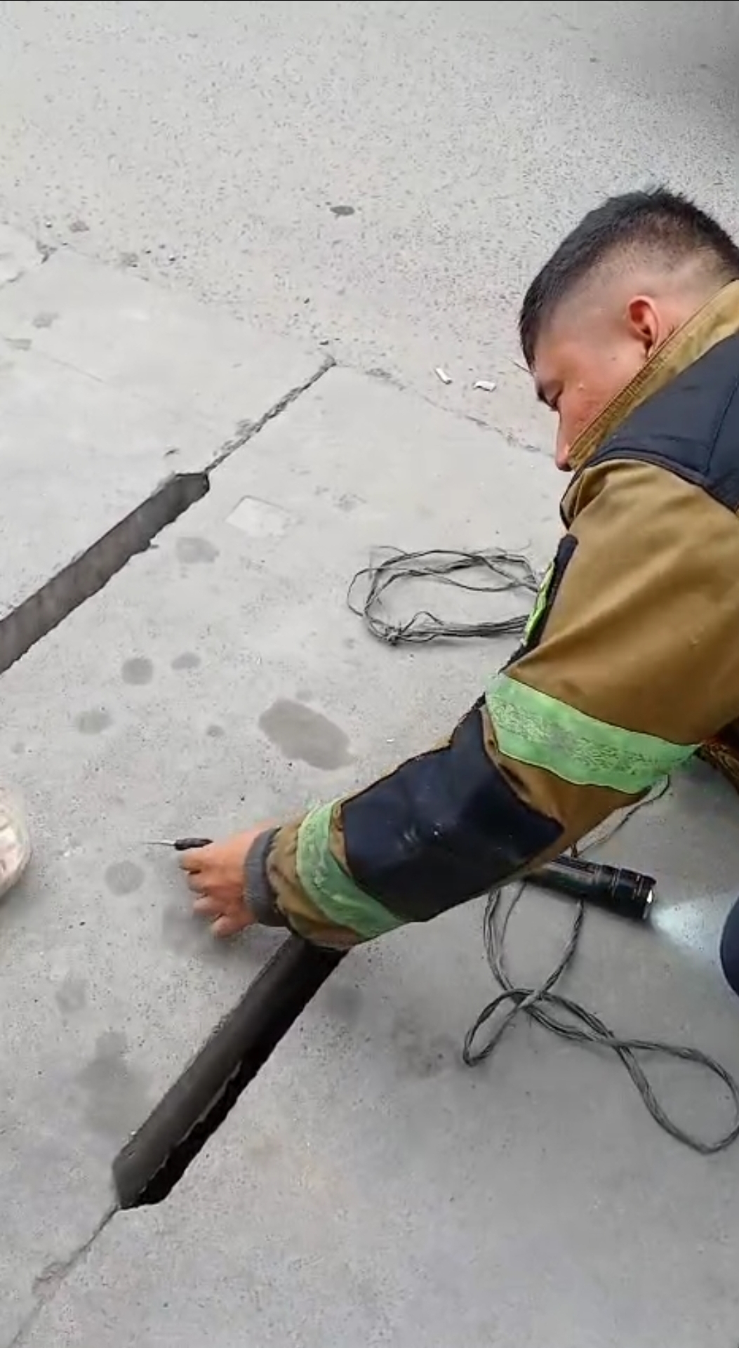 Pengambilan Kunci Terjatuh di Gorong-gorong