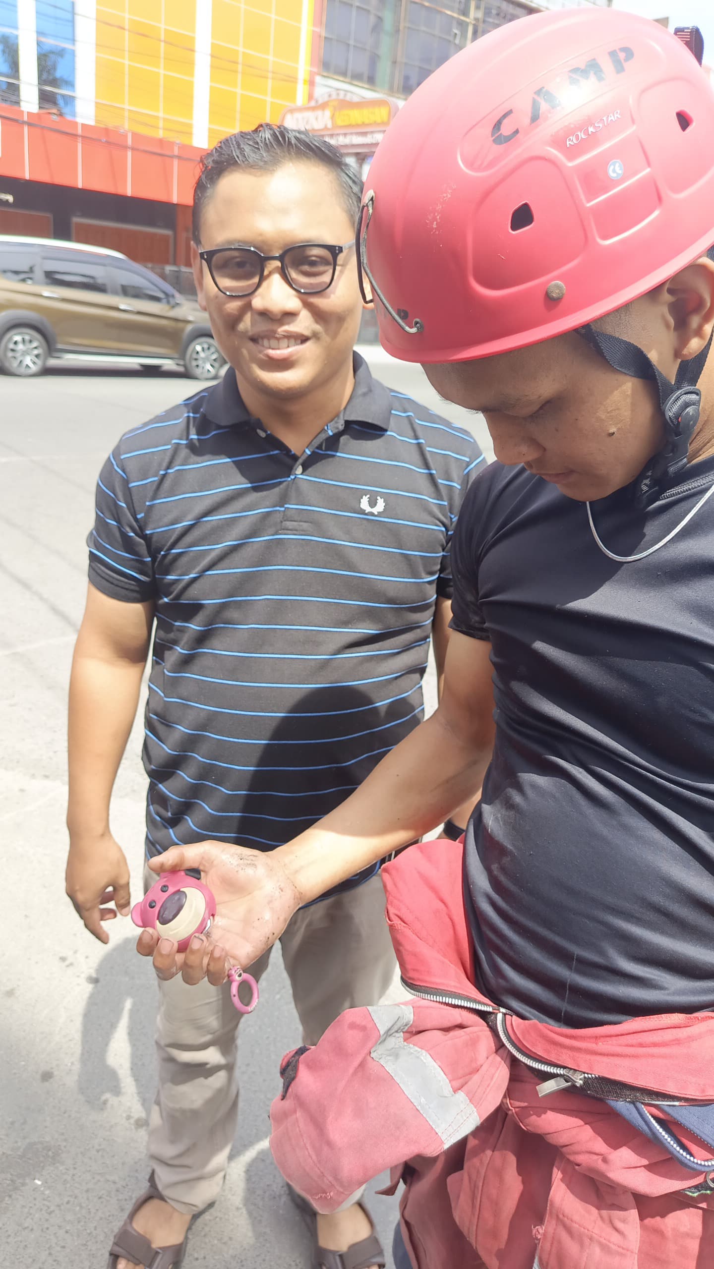 Mengambil Kunci Jatuh di Gorong-Gorong