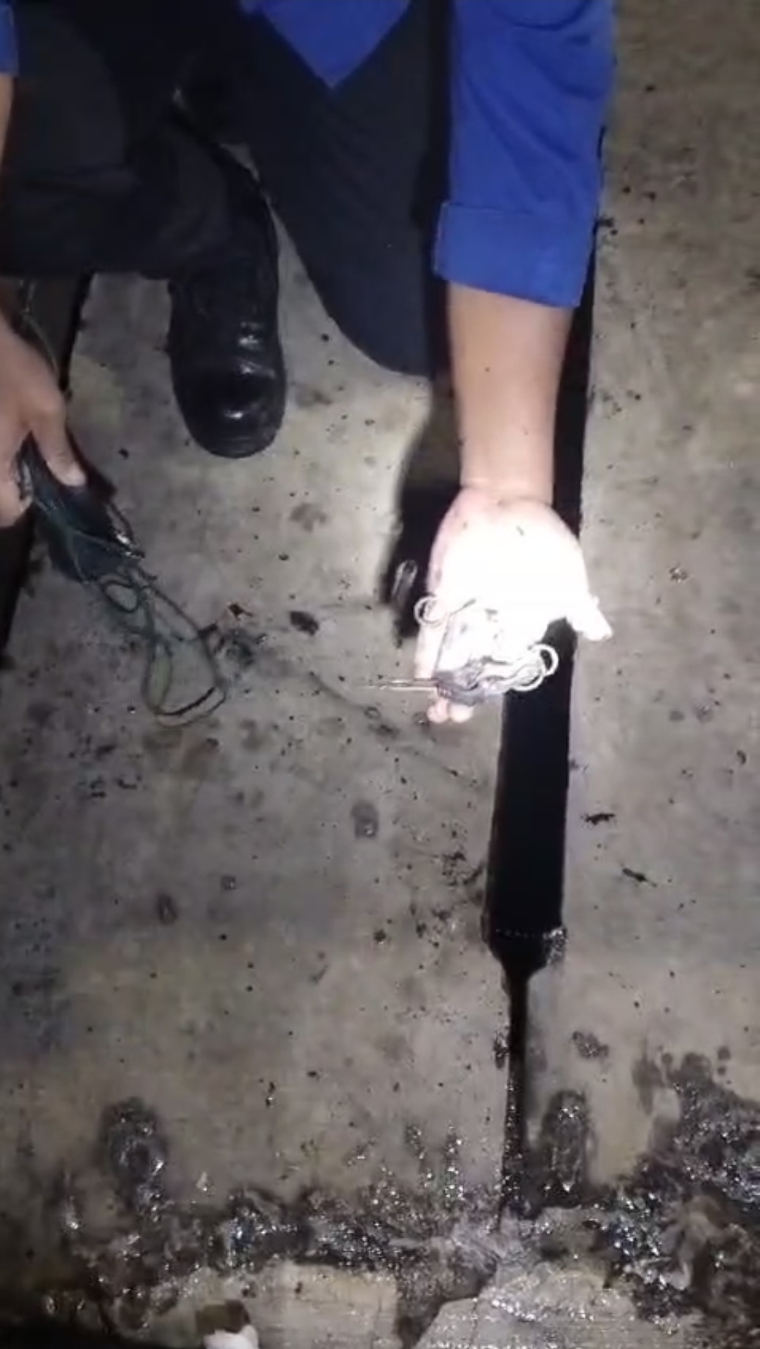 Pengambilan Kunci Terjatuh di Gorong-gorong