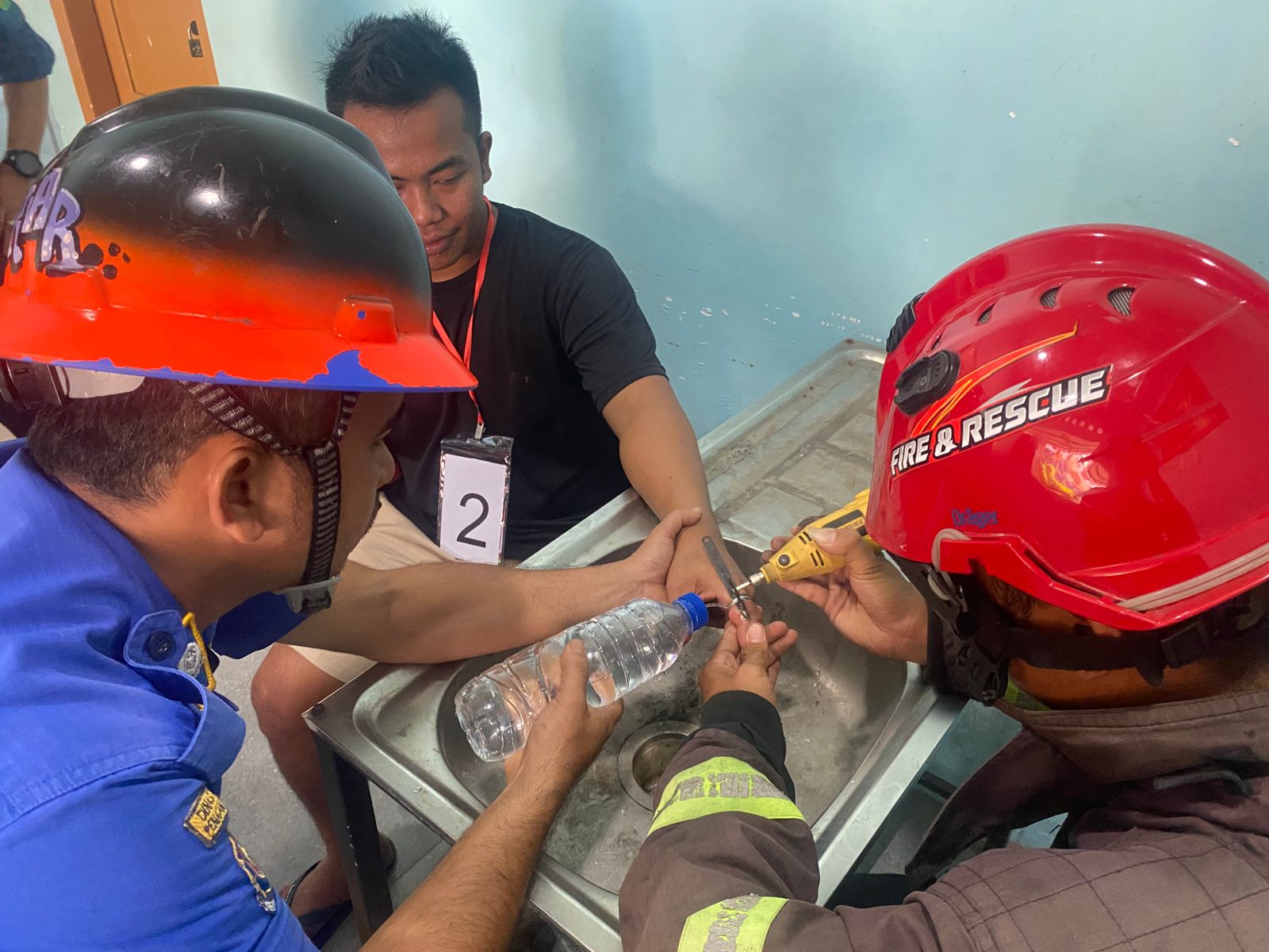 Melepaskan Cincin Dari Jari Tangan