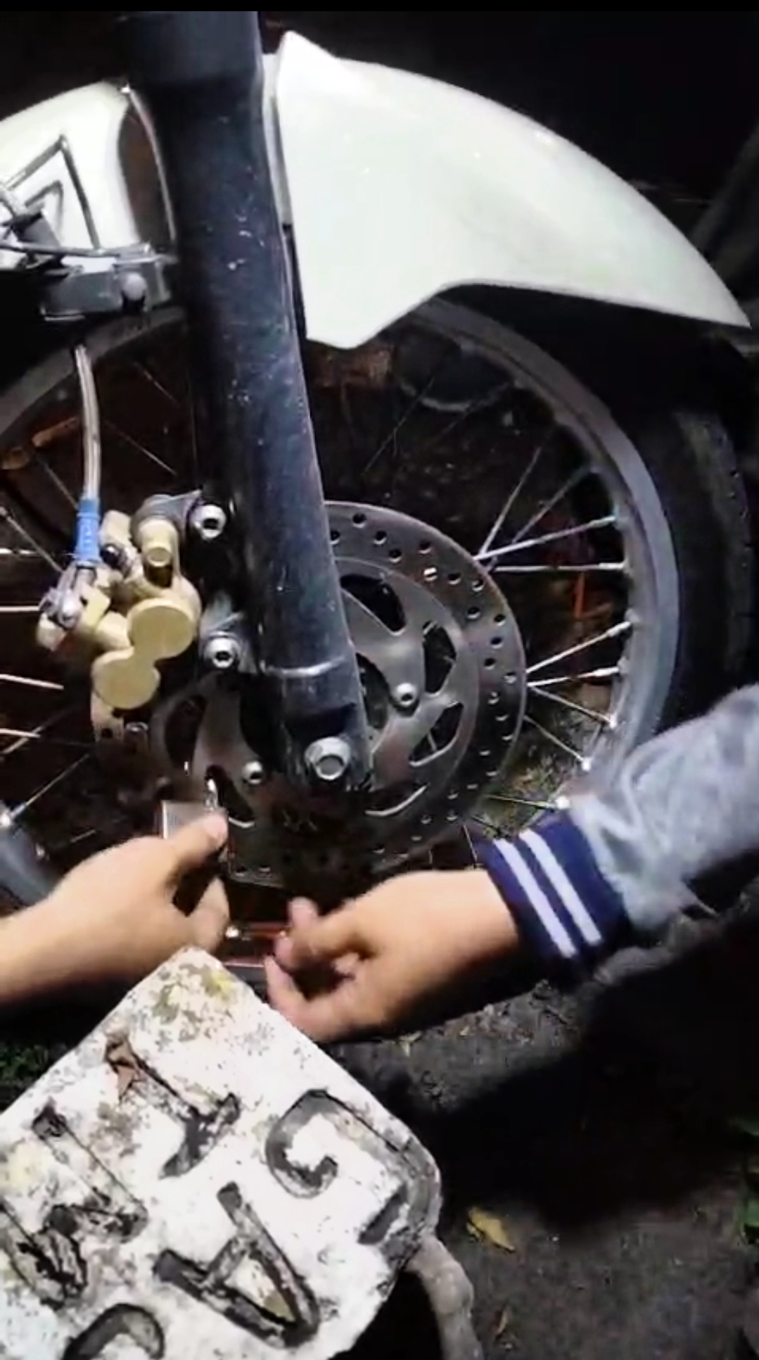 Penanganan Cakram Sepeda Motor yang Tergembok